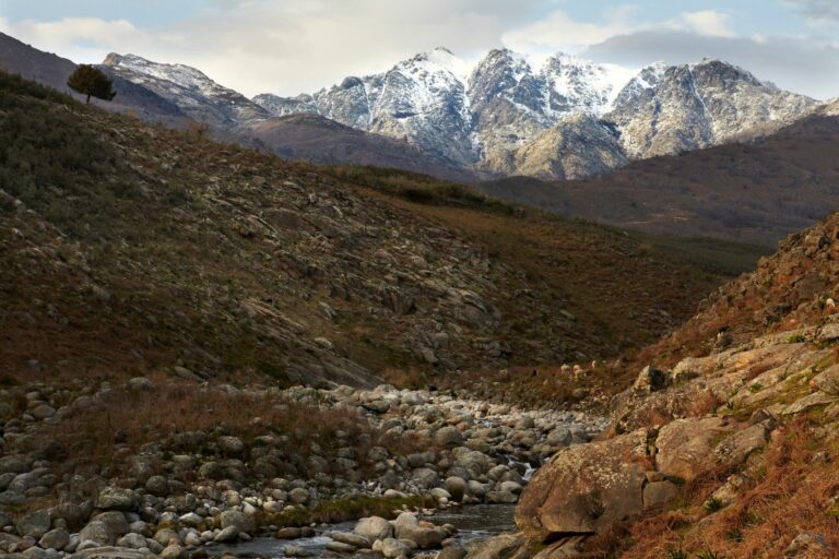 Paisaje con montañas nevadas en la Sierra de Gredos