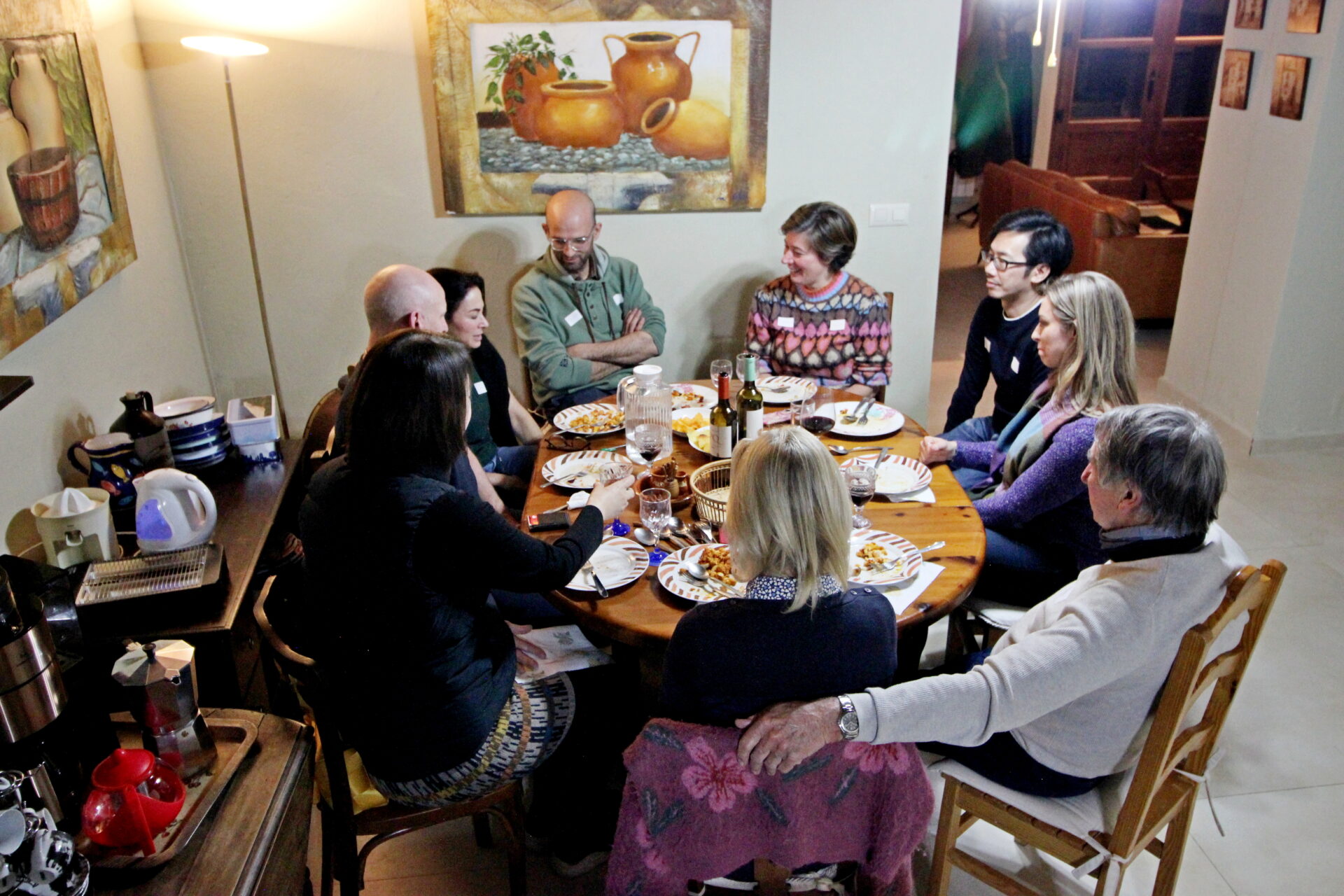 Personas cenando alrededor de una mesa en casa.