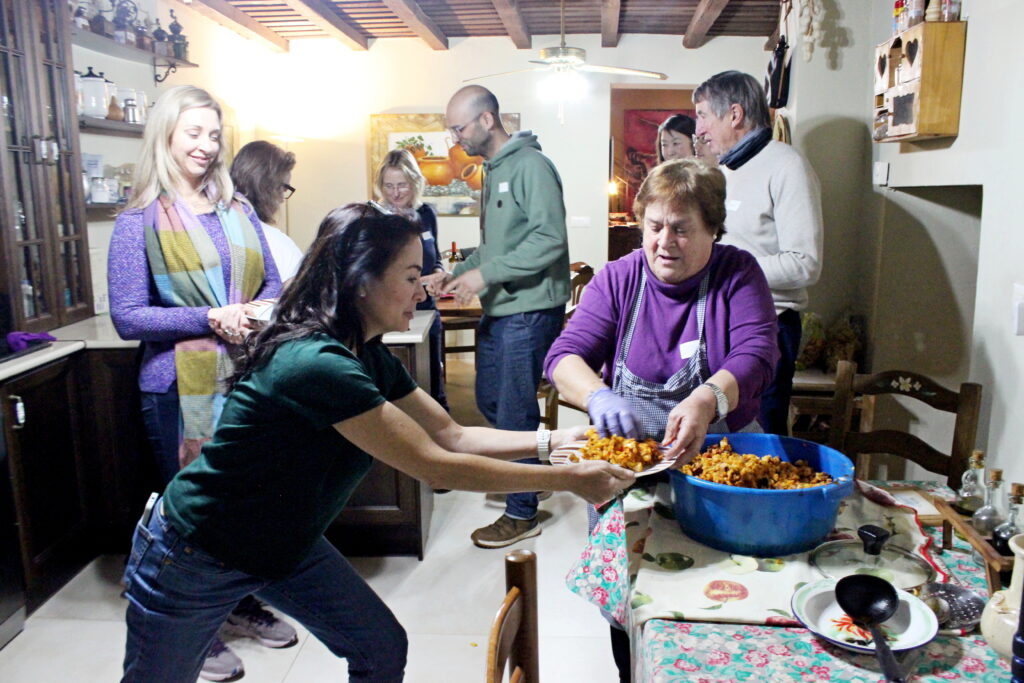 El grupo disfruta cocinando juntos en la cocina