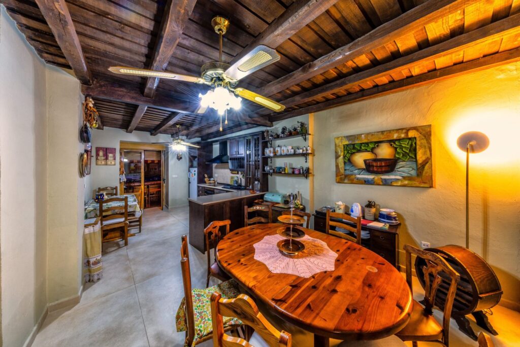 Dining room with wooden beams and an oval wooden table