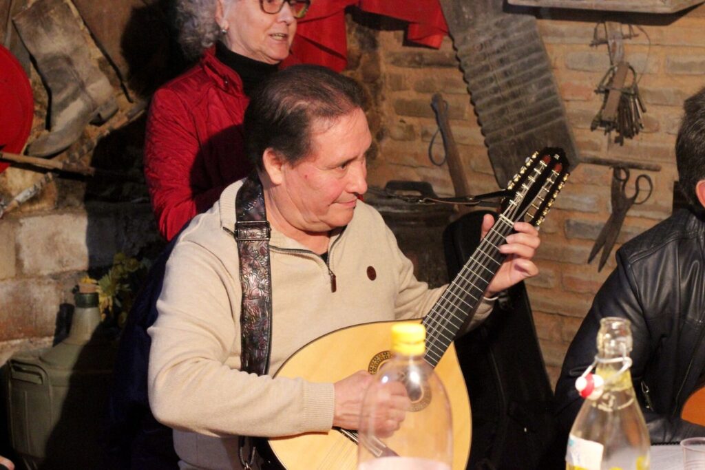 Musicien local jouant d'un instrument à cordes espagnol traditionnel