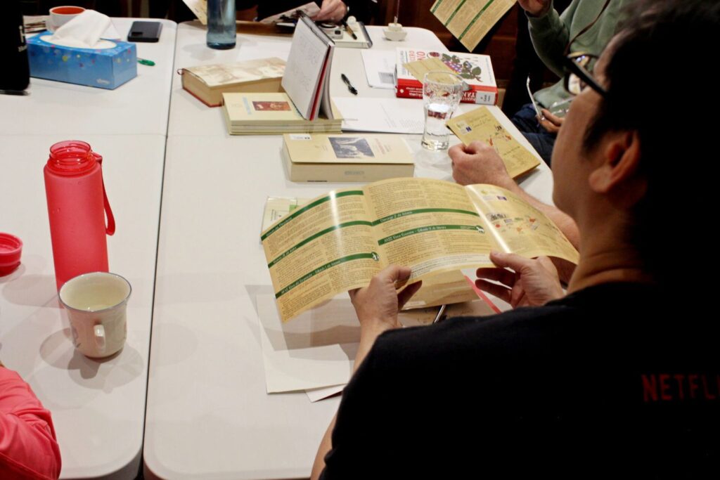 Les élèves lisent des brochures et des livres pendant un cours